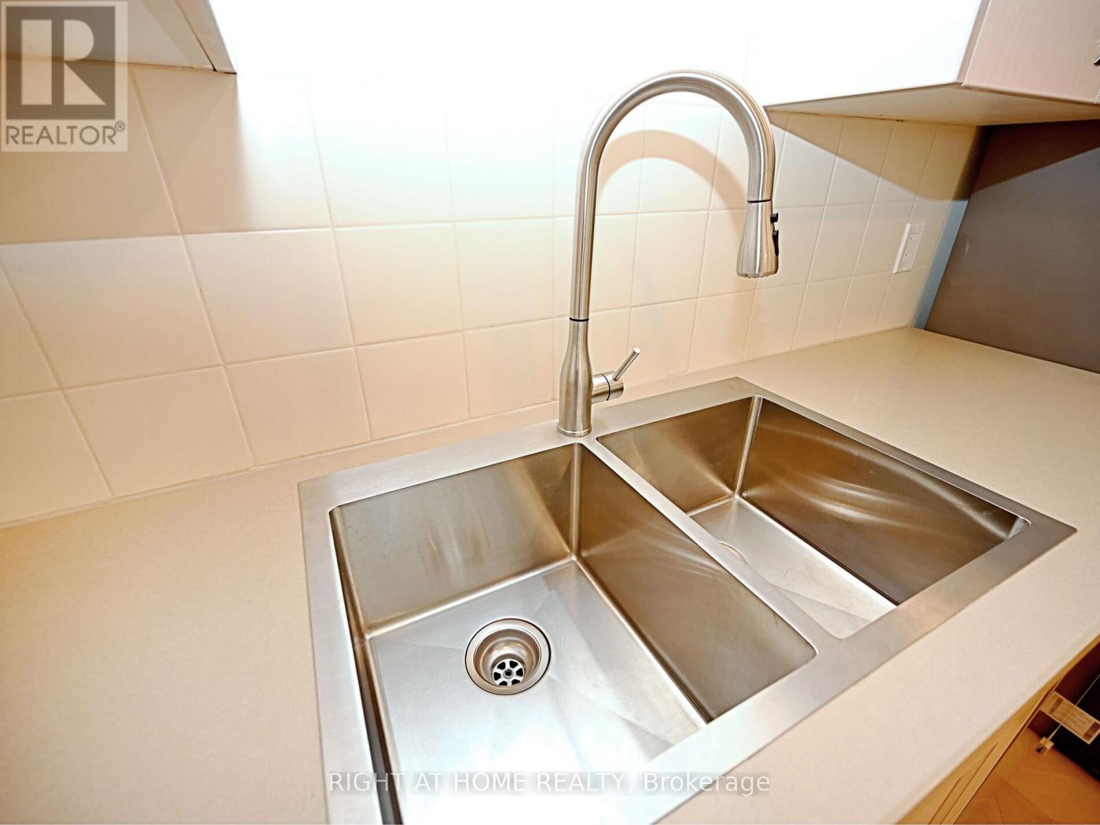 












50B WOODLAWN AVENUE

,
Mississauga (Port Credit),




Ontario
L5G3K6

