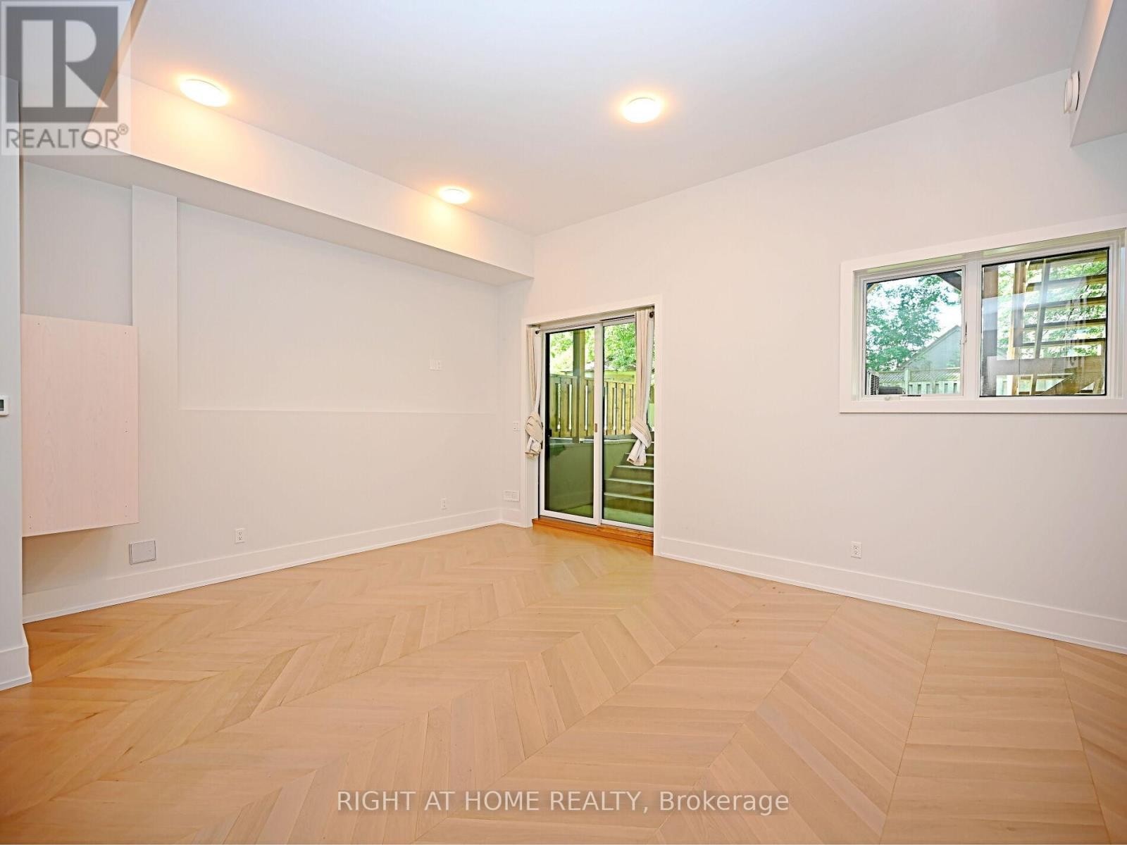 












50B WOODLAWN AVENUE

,
Mississauga (Port Credit),




Ontario
L5G3K6

