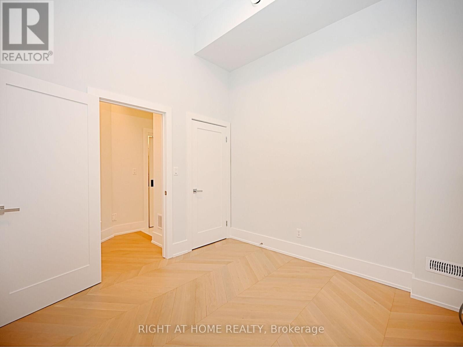 












50B WOODLAWN AVENUE

,
Mississauga (Port Credit),




Ontario
L5G3K6

