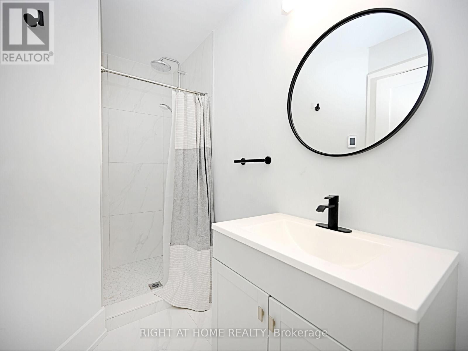 












50B WOODLAWN AVENUE

,
Mississauga (Port Credit),




Ontario
L5G3K6

