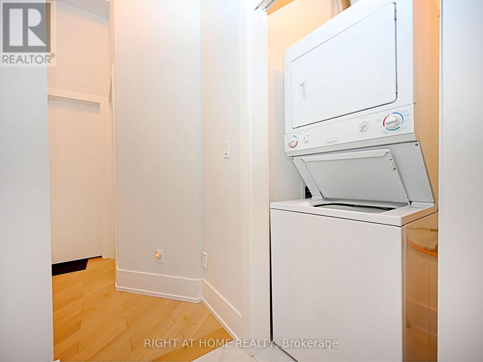 












50B WOODLAWN AVENUE

,
Mississauga (Port Credit),




Ontario
L5G3K6

