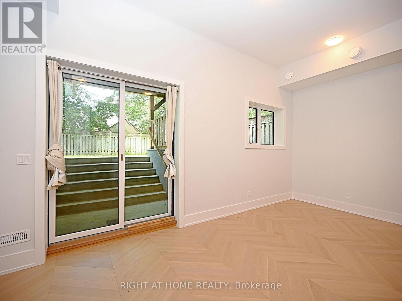 












50B WOODLAWN AVENUE

,
Mississauga (Port Credit),




Ontario
L5G3K6

