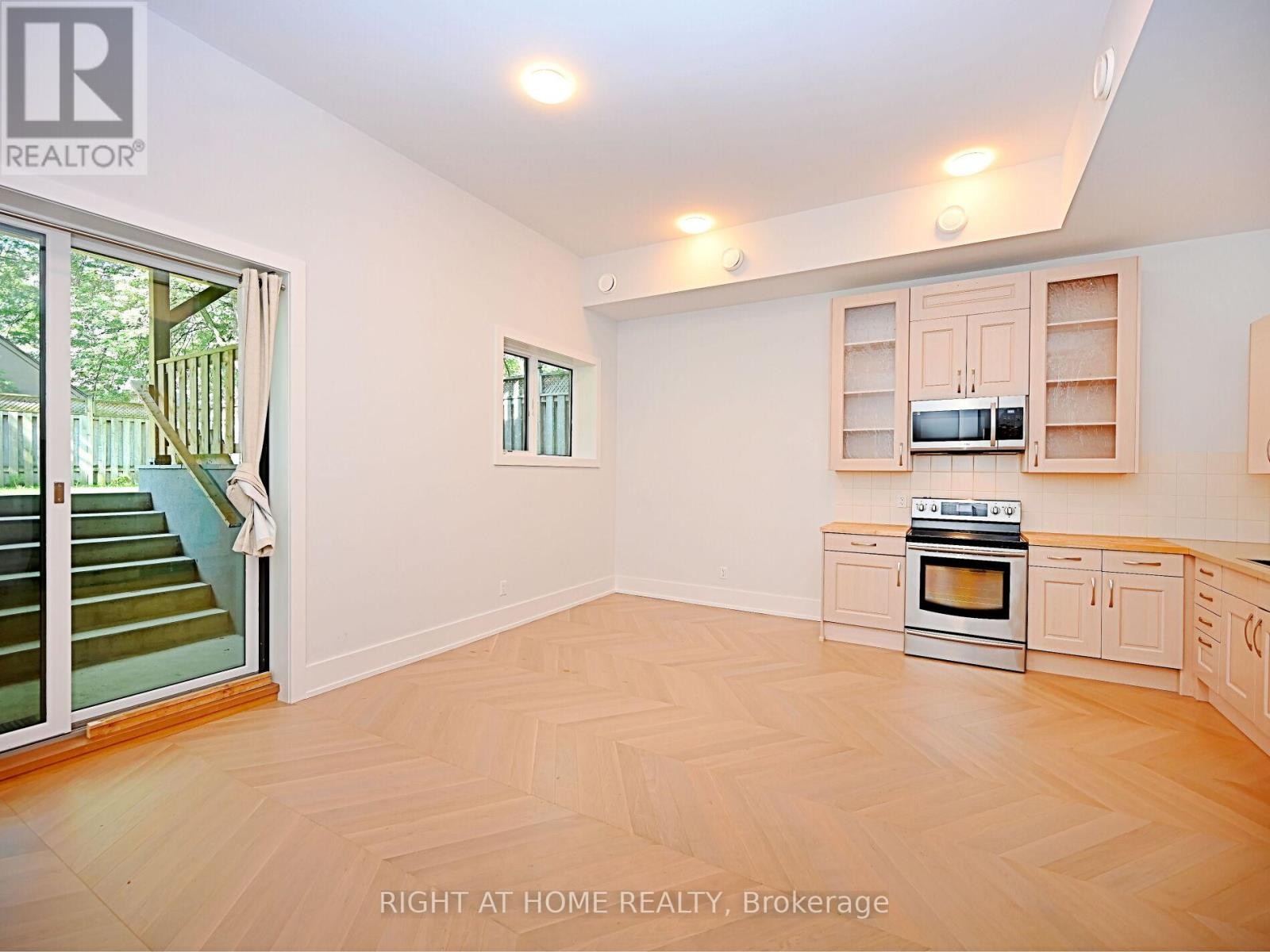 












50B WOODLAWN AVENUE

,
Mississauga (Port Credit),




Ontario
L5G3K6

