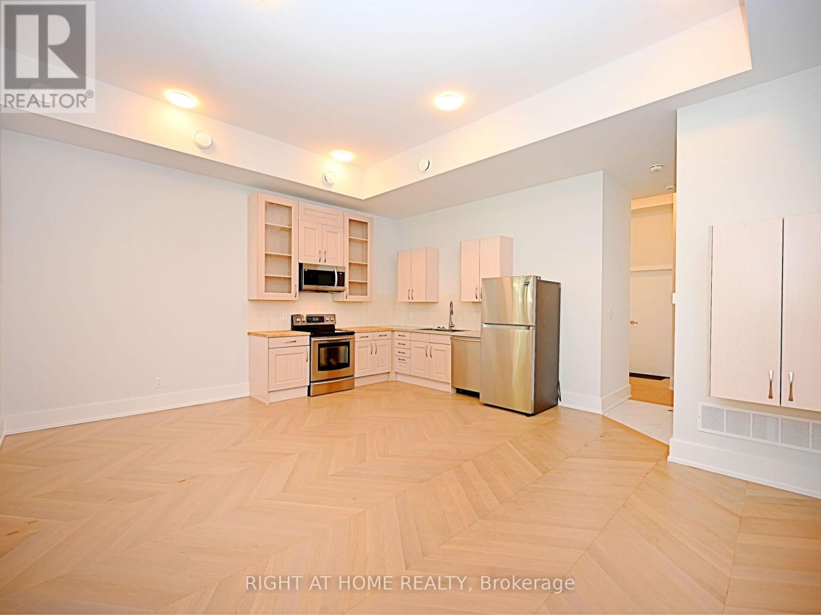 












50B WOODLAWN AVENUE

,
Mississauga (Port Credit),




Ontario
L5G3K6

