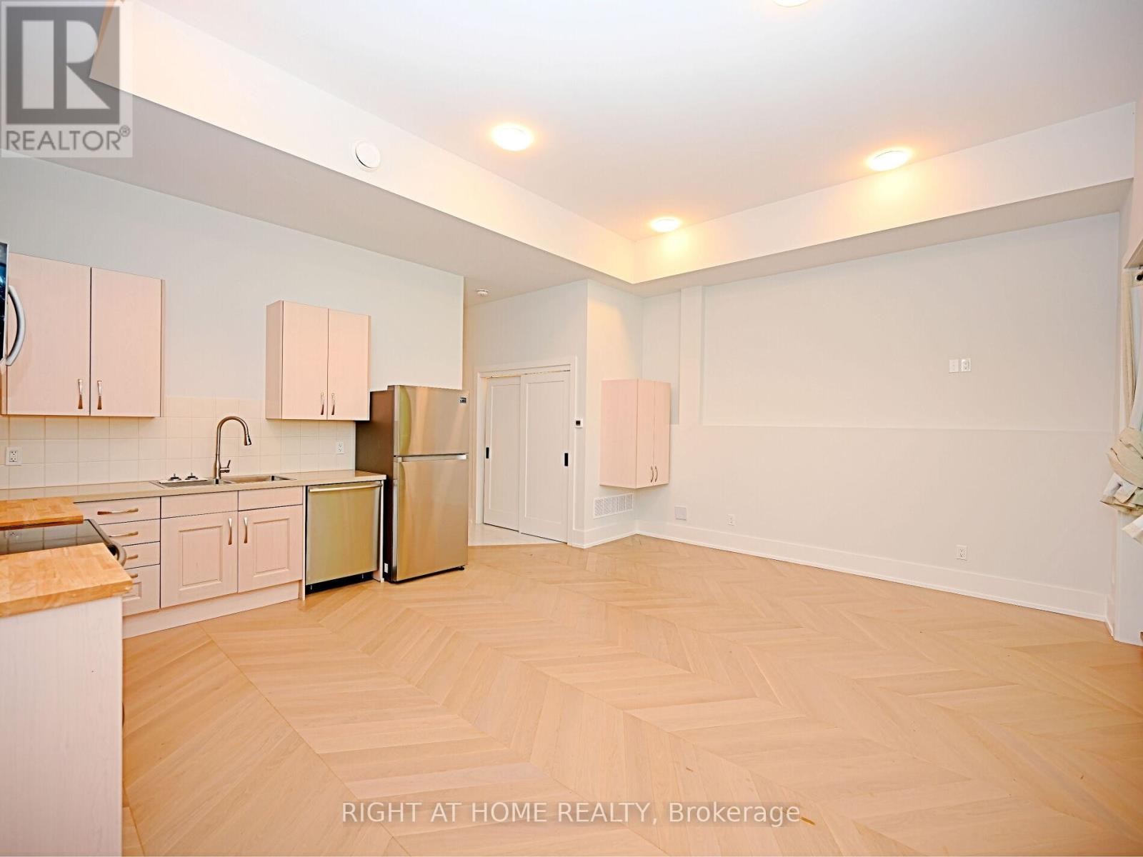 












50B WOODLAWN AVENUE

,
Mississauga (Port Credit),




Ontario
L5G3K6

