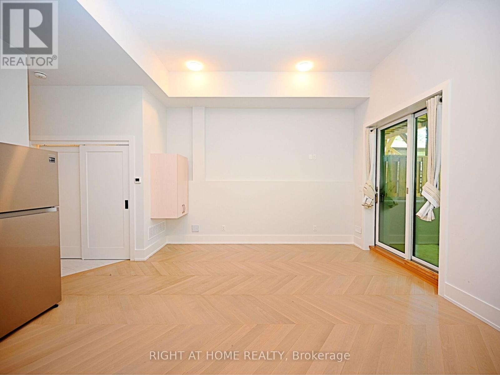 












50B WOODLAWN AVENUE

,
Mississauga (Port Credit),




Ontario
L5G3K6

