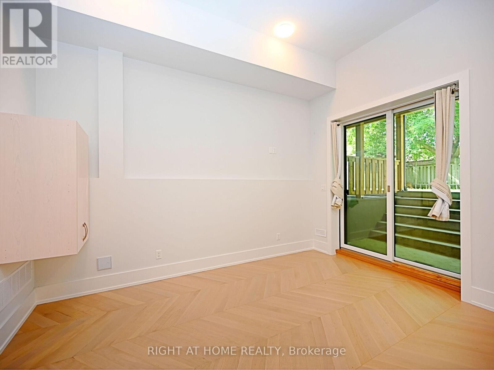 












50B WOODLAWN AVENUE

,
Mississauga (Port Credit),




Ontario
L5G3K6

