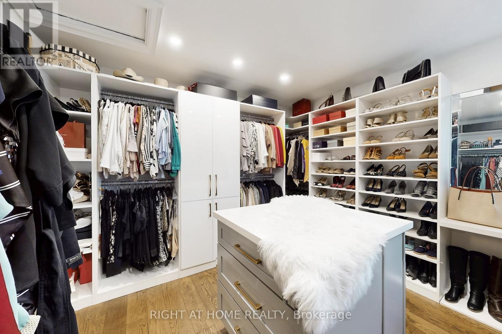 












129 MEADOWBANK ROAD

,
Toronto (Islington-City Centre West),




Ontario
M9B5E2

