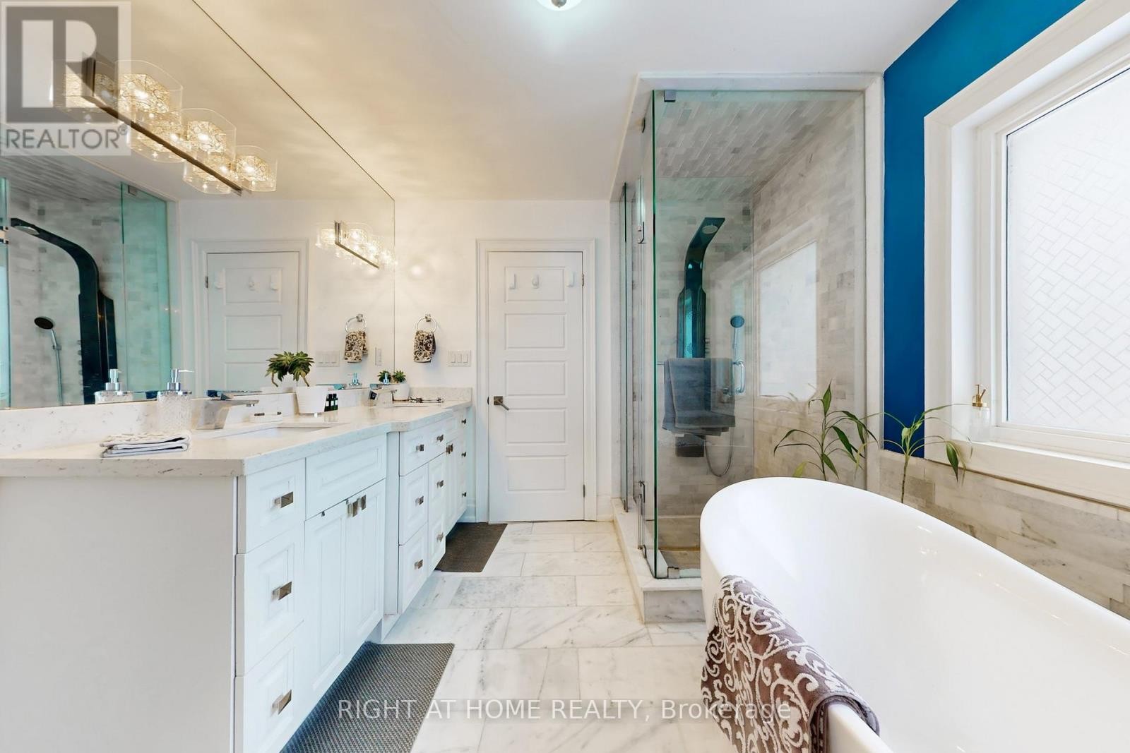 












129 MEADOWBANK ROAD

,
Toronto (Islington-City Centre West),




Ontario
M9B5E2

