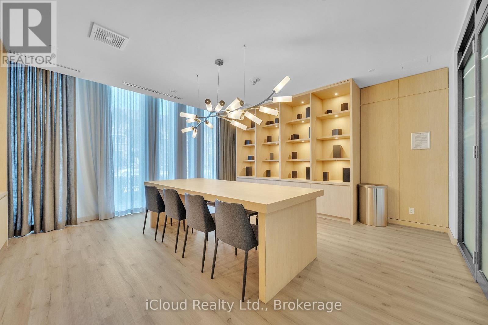 












709 - 215 VETERANS DRIVE

,
Brampton (Northwest Brampton),




Ontario
L7A4S6

