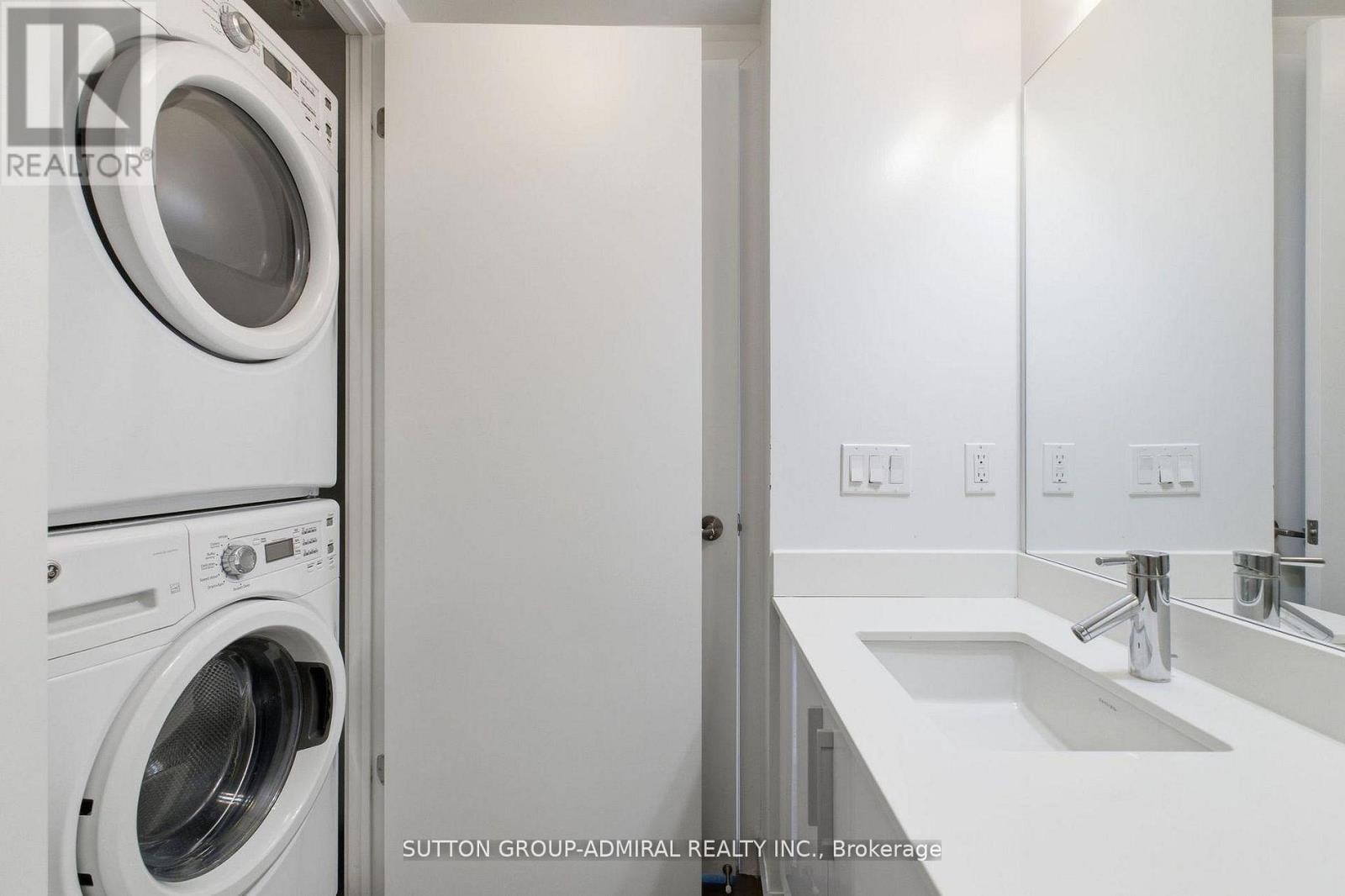 












3010 - 2212 LAKE SHORE BOULEVARD W

,
Toronto (Mimico),




Ontario
M8V0C2

