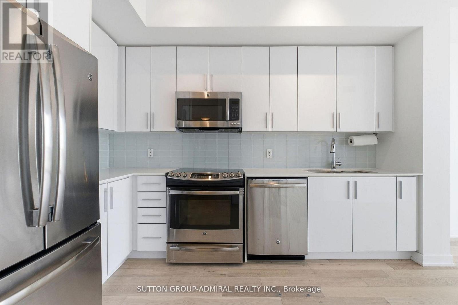 












3010 - 2212 LAKE SHORE BOULEVARD W

,
Toronto (Mimico),




Ontario
M8V0C2

