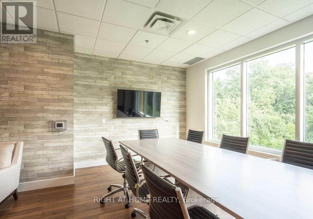 












101 - 3475 REBECCA STREET

,
Oakville (QE Queen Elizabeth),




Ontario
L6L0H3

