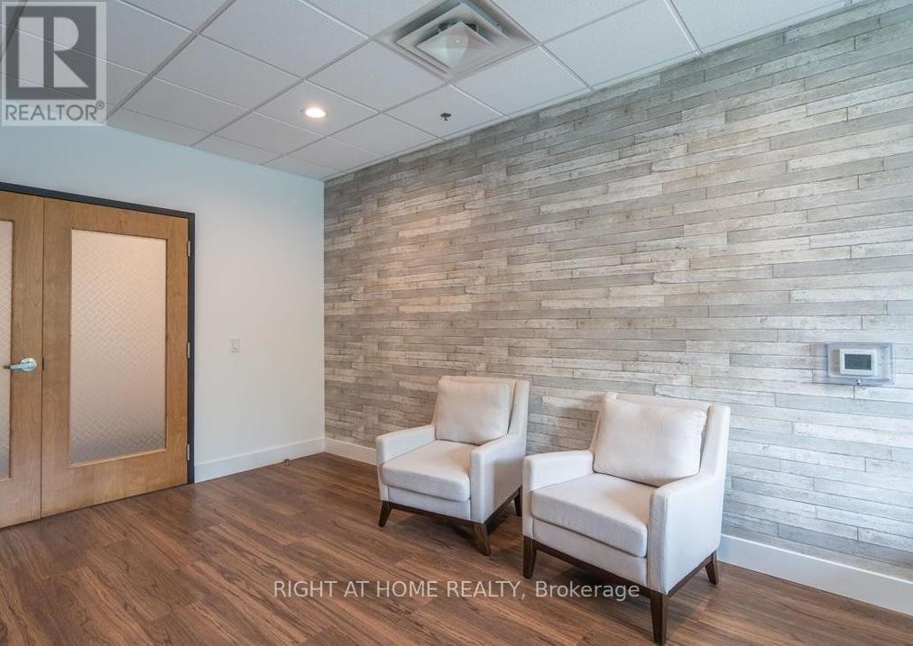 












101 - 3475 REBECCA STREET

,
Oakville (QE Queen Elizabeth),




Ontario
L6L0H3

