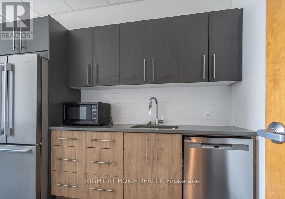 












101 - 3475 REBECCA STREET

,
Oakville (QE Queen Elizabeth),




Ontario
L6L0H3

