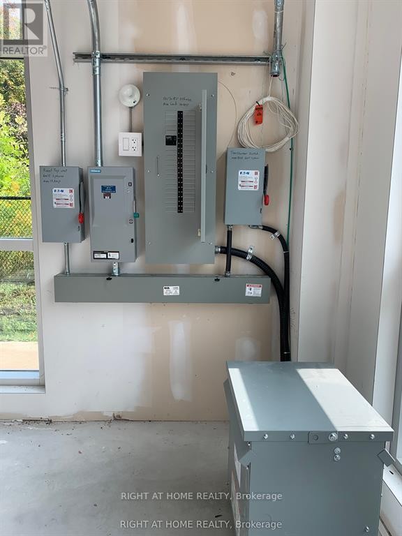 












101 - 3475 REBECCA STREET

,
Oakville (QE Queen Elizabeth),




Ontario
L6L0H3

