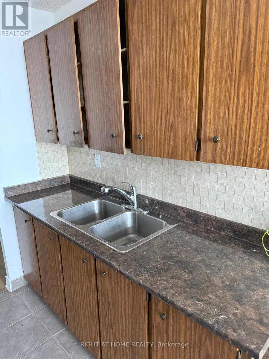 












707 - 18 KNIGHTSBRIDGE ROAD

,
Brampton (Queen Street Corridor),




Ontario
L6T3X5

