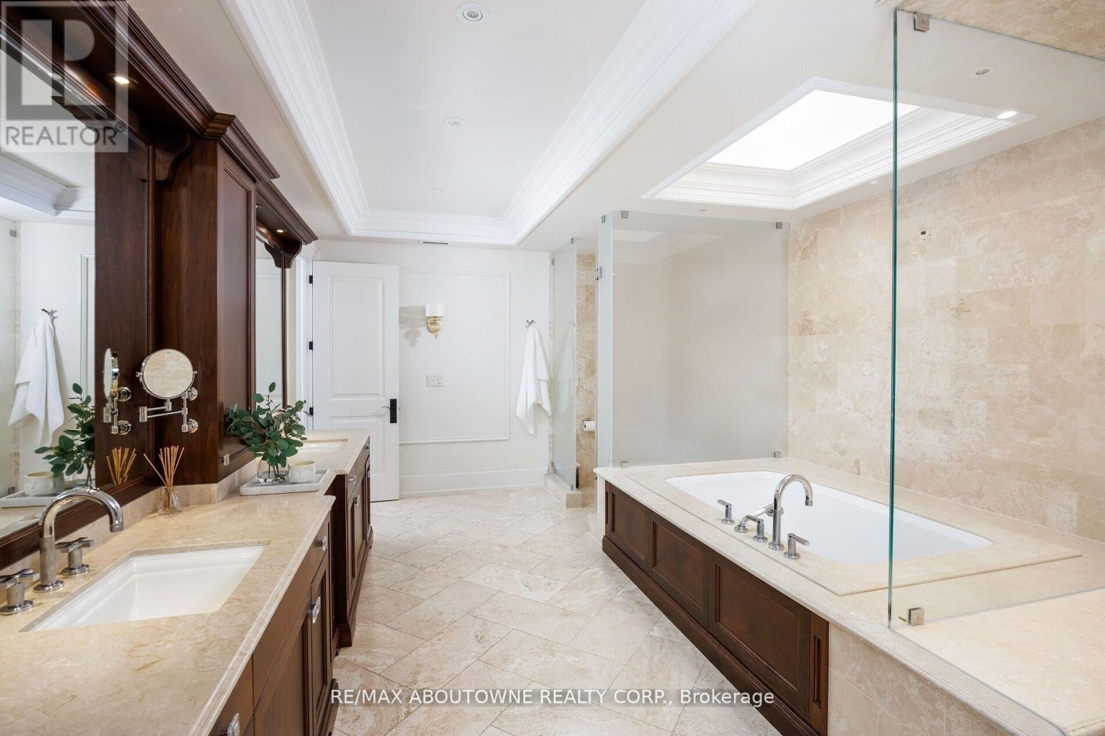 












64 BRENTWOOD ROAD

,
Oakville (MO Morrison),




Ontario
L6J4B6

