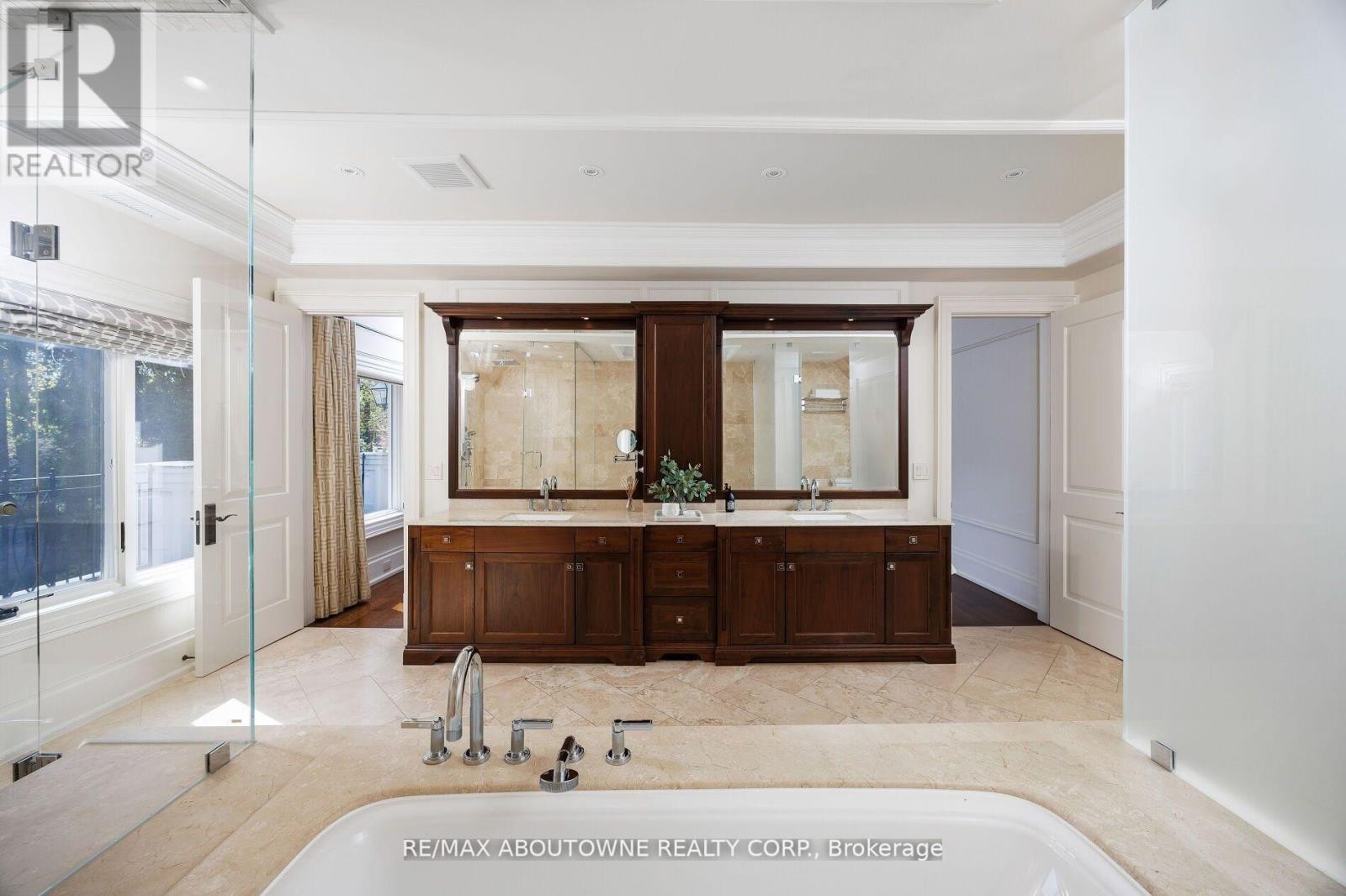 












64 BRENTWOOD ROAD

,
Oakville (MO Morrison),




Ontario
L6J4B6

