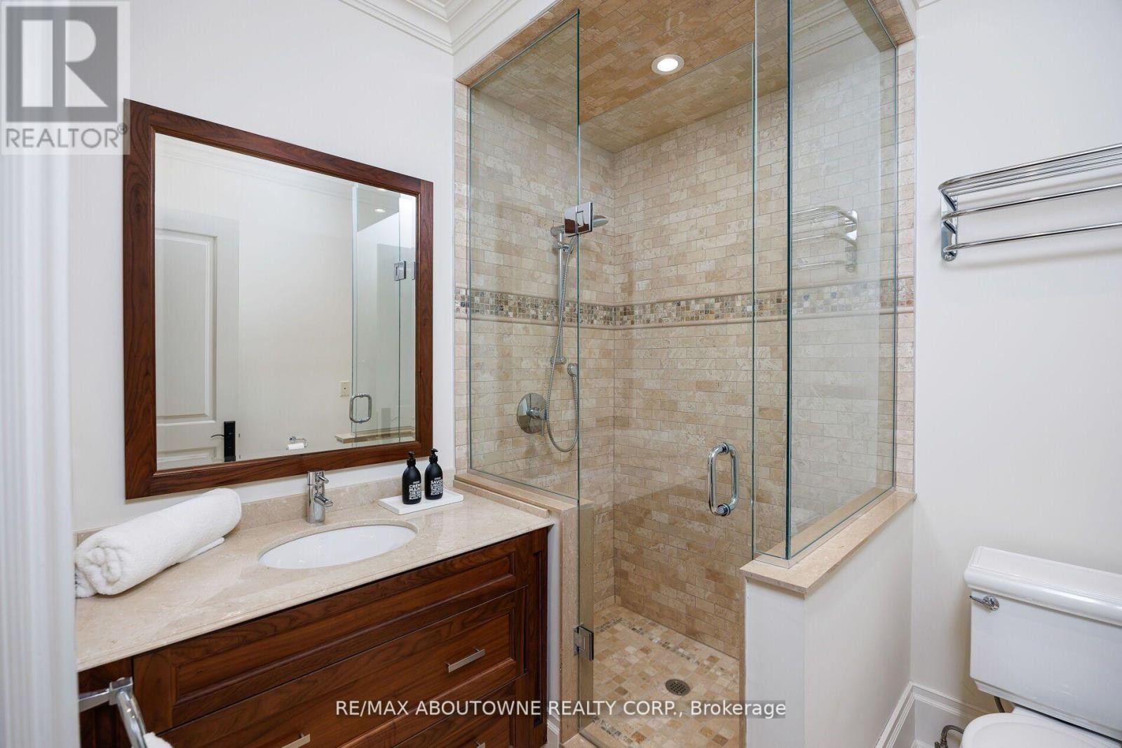 












64 BRENTWOOD ROAD

,
Oakville (MO Morrison),




Ontario
L6J4B6

