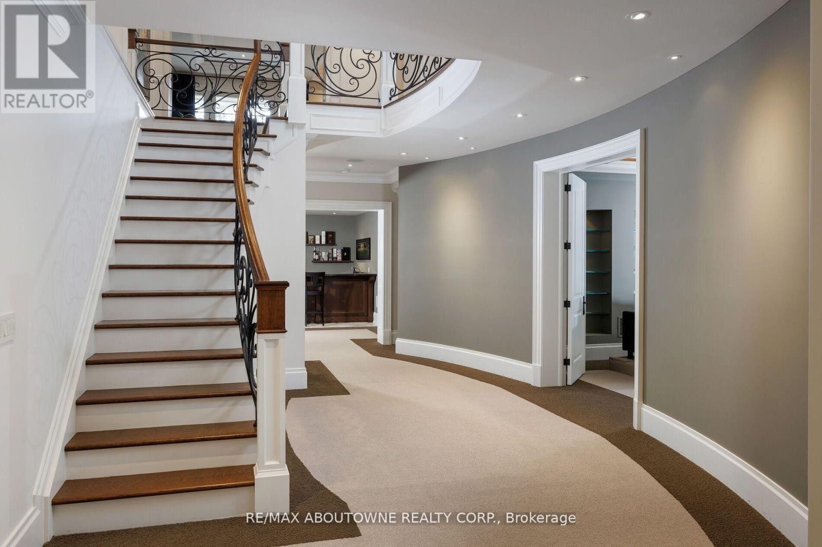 












64 BRENTWOOD ROAD

,
Oakville (MO Morrison),




Ontario
L6J4B6

