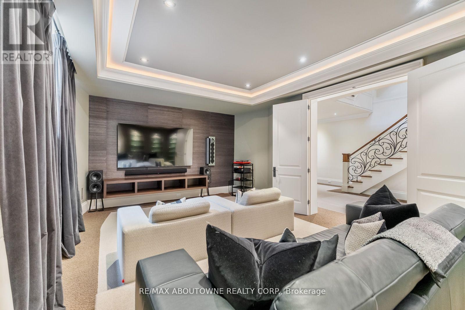 












64 BRENTWOOD ROAD

,
Oakville (MO Morrison),




Ontario
L6J4B6

