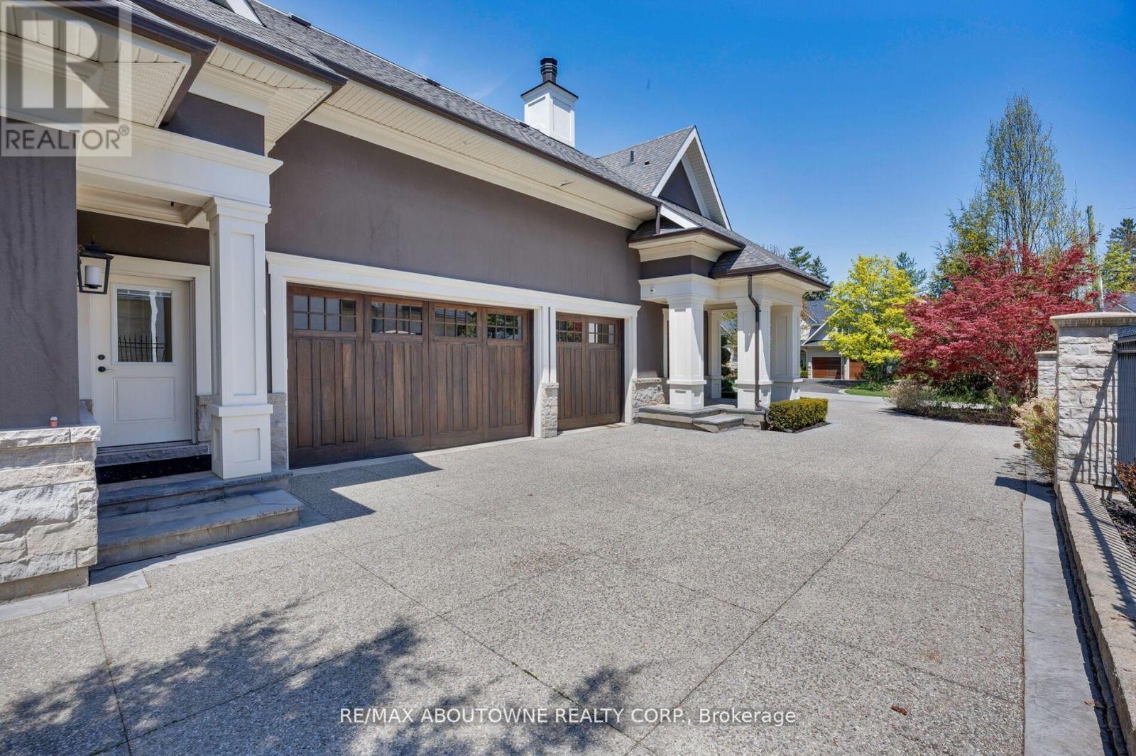 












64 BRENTWOOD ROAD

,
Oakville (MO Morrison),




Ontario
L6J4B6

