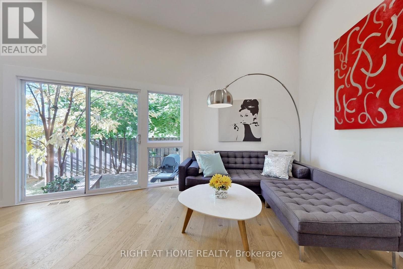 












6 - 400 BLOOR STREET

,
Mississauga (Mississauga Valleys),




Ontario
L5A3M8

