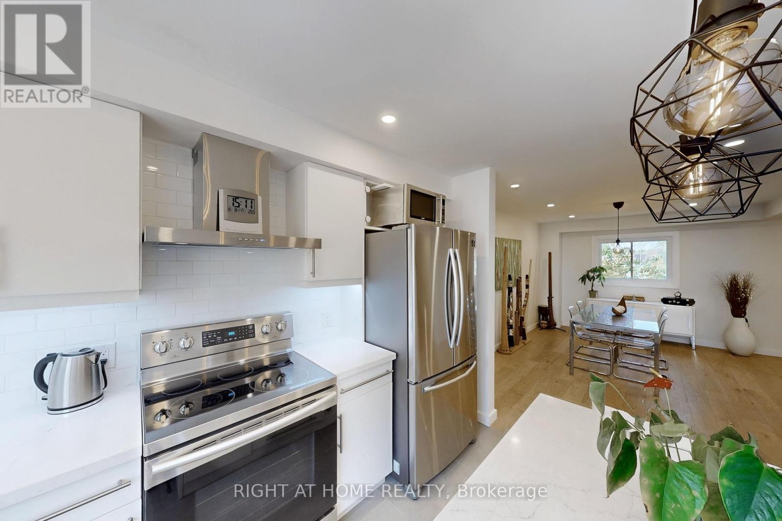 












6 - 400 BLOOR STREET

,
Mississauga (Mississauga Valleys),




Ontario
L5A3M8

