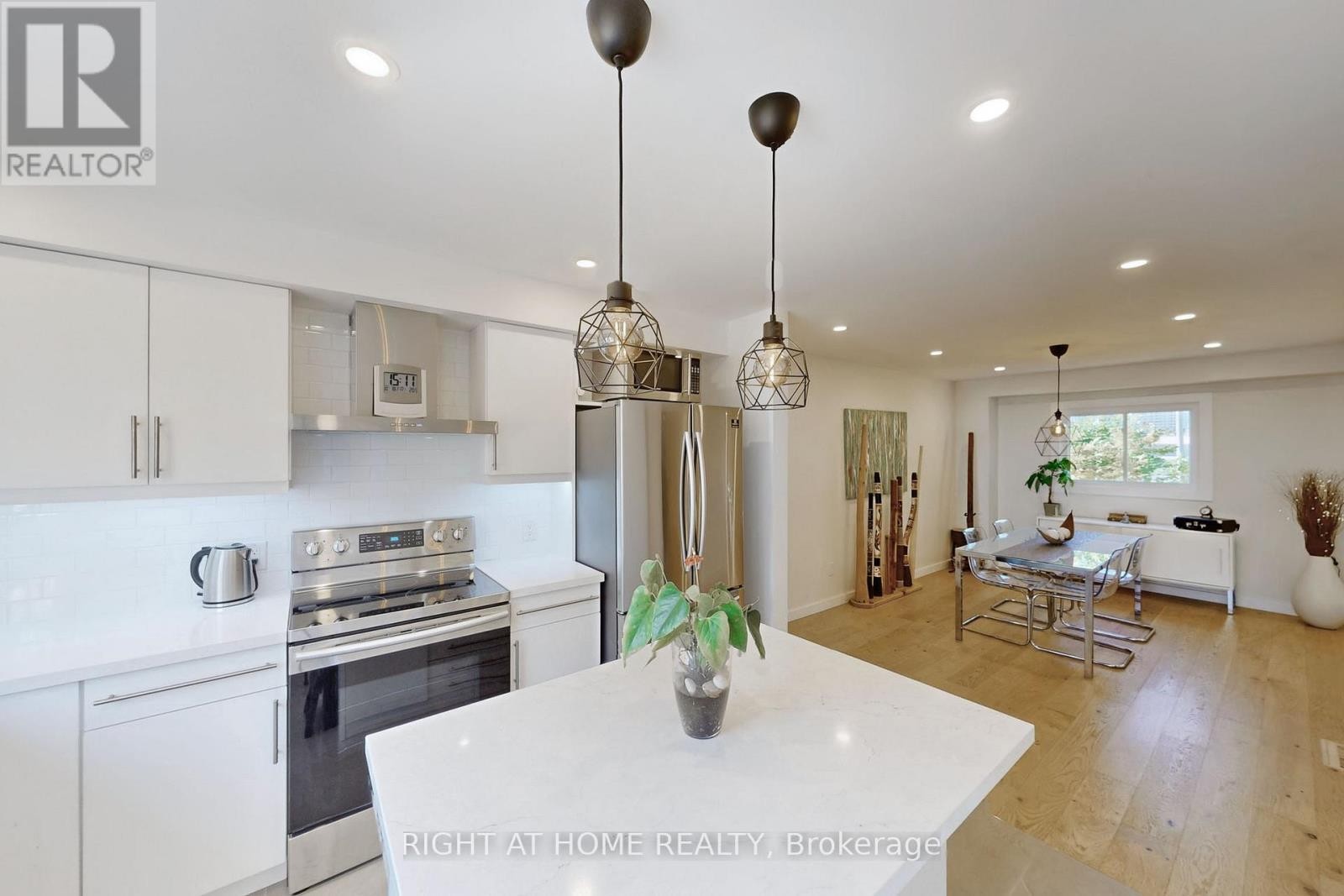 












6 - 400 BLOOR STREET

,
Mississauga (Mississauga Valleys),




Ontario
L5A3M8

