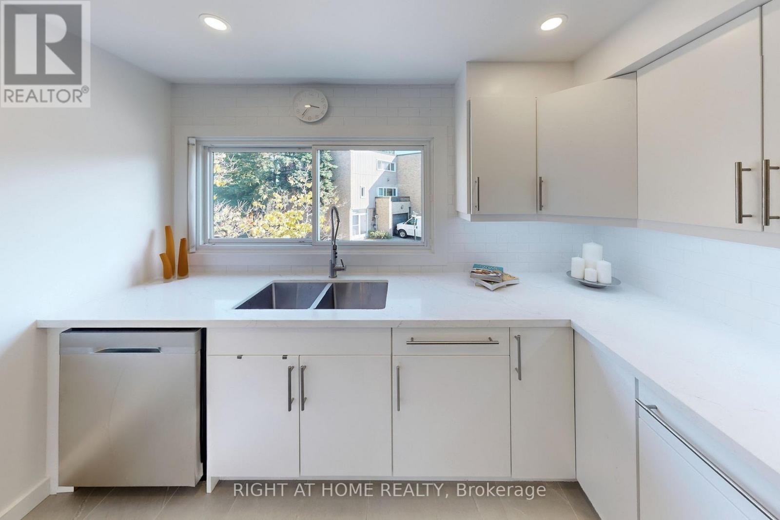 












6 - 400 BLOOR STREET

,
Mississauga (Mississauga Valleys),




Ontario
L5A3M8

