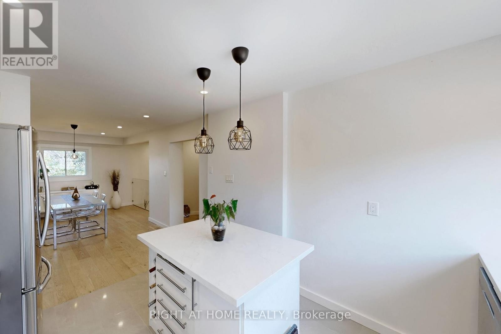 












6 - 400 BLOOR STREET

,
Mississauga (Mississauga Valleys),




Ontario
L5A3M8

