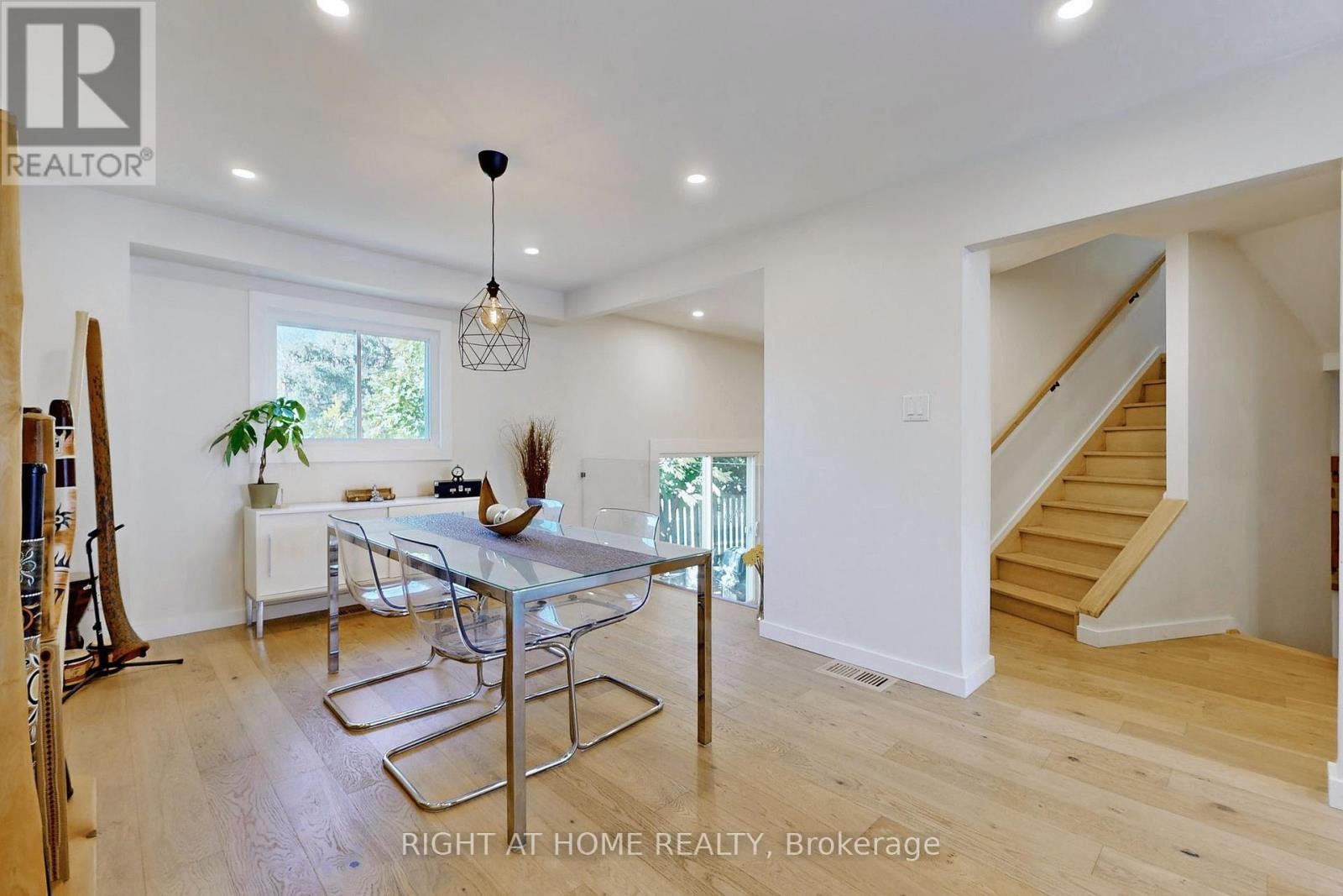 












6 - 400 BLOOR STREET

,
Mississauga (Mississauga Valleys),




Ontario
L5A3M8

