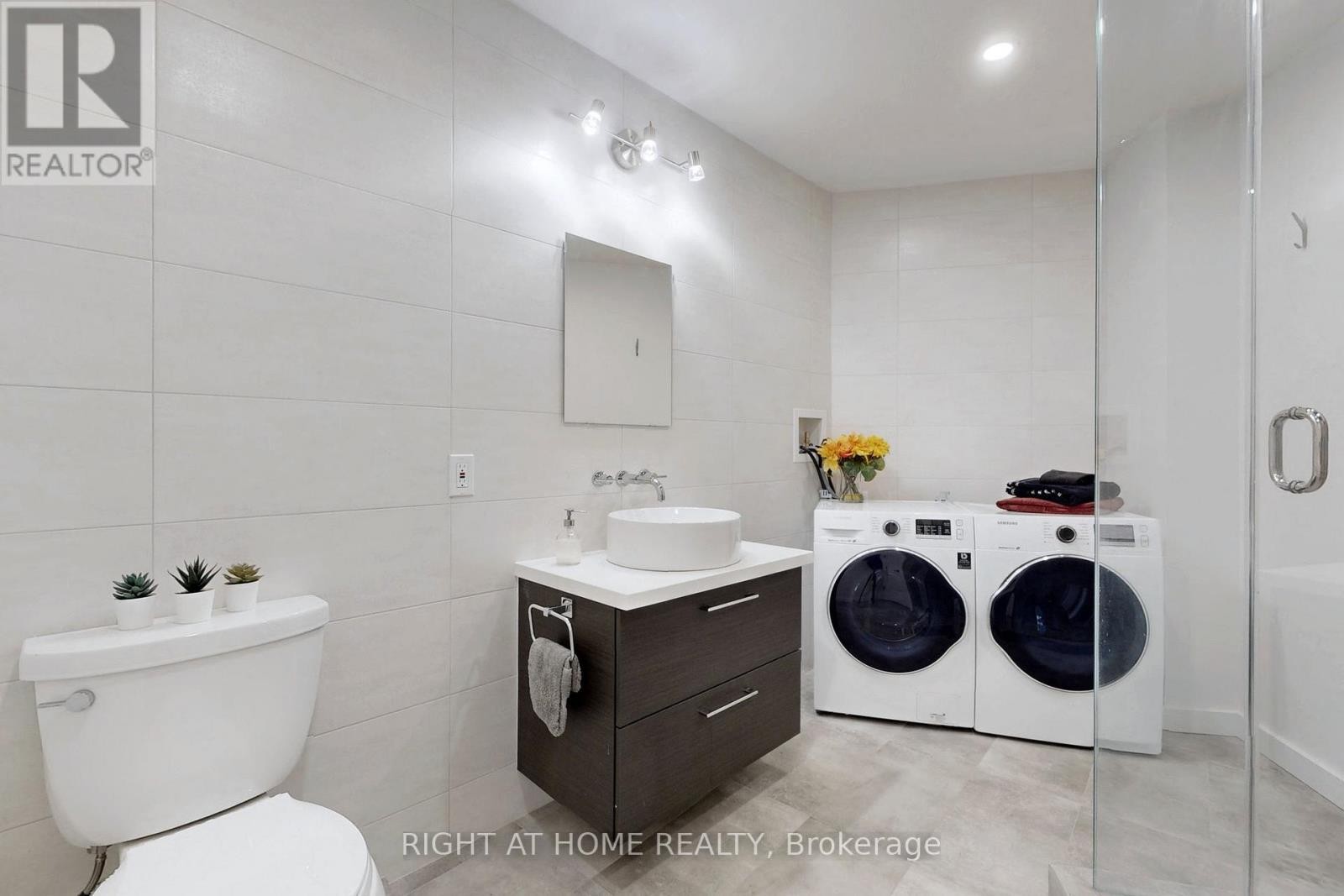 












6 - 400 BLOOR STREET

,
Mississauga (Mississauga Valleys),




Ontario
L5A3M8

