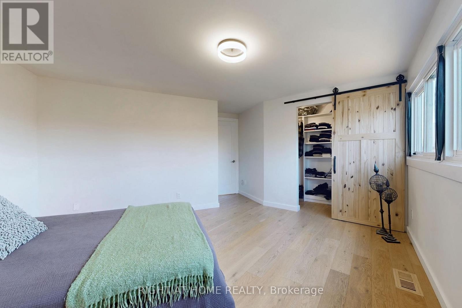 












6 - 400 BLOOR STREET

,
Mississauga (Mississauga Valleys),




Ontario
L5A3M8

