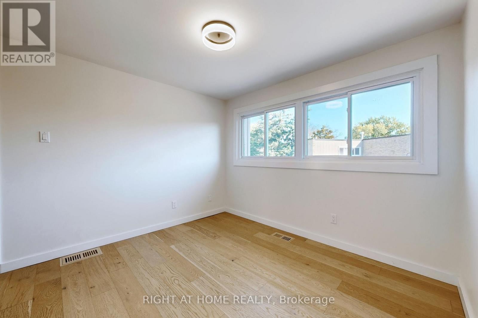 












6 - 400 BLOOR STREET

,
Mississauga (Mississauga Valleys),




Ontario
L5A3M8

