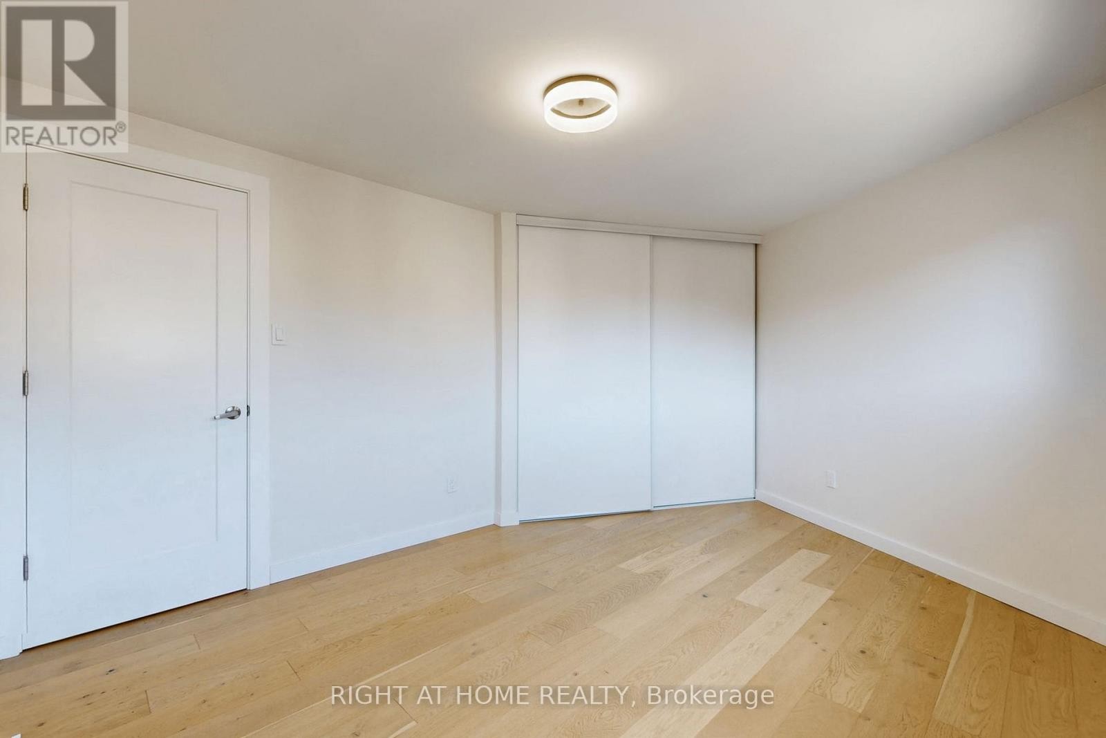 












6 - 400 BLOOR STREET

,
Mississauga (Mississauga Valleys),




Ontario
L5A3M8

