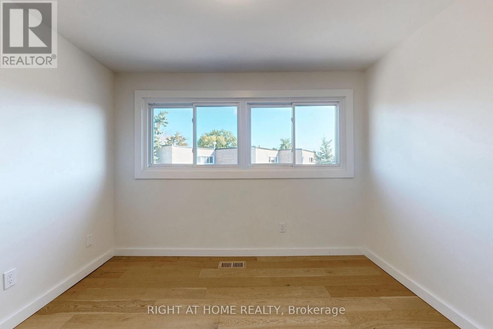 












6 - 400 BLOOR STREET

,
Mississauga (Mississauga Valleys),




Ontario
L5A3M8

