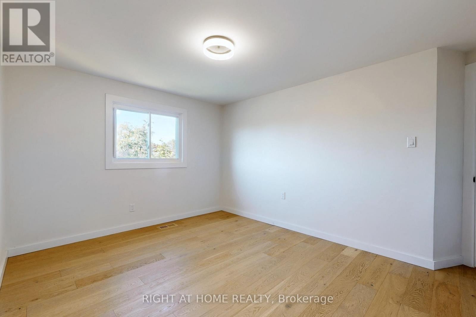 












6 - 400 BLOOR STREET

,
Mississauga (Mississauga Valleys),




Ontario
L5A3M8

