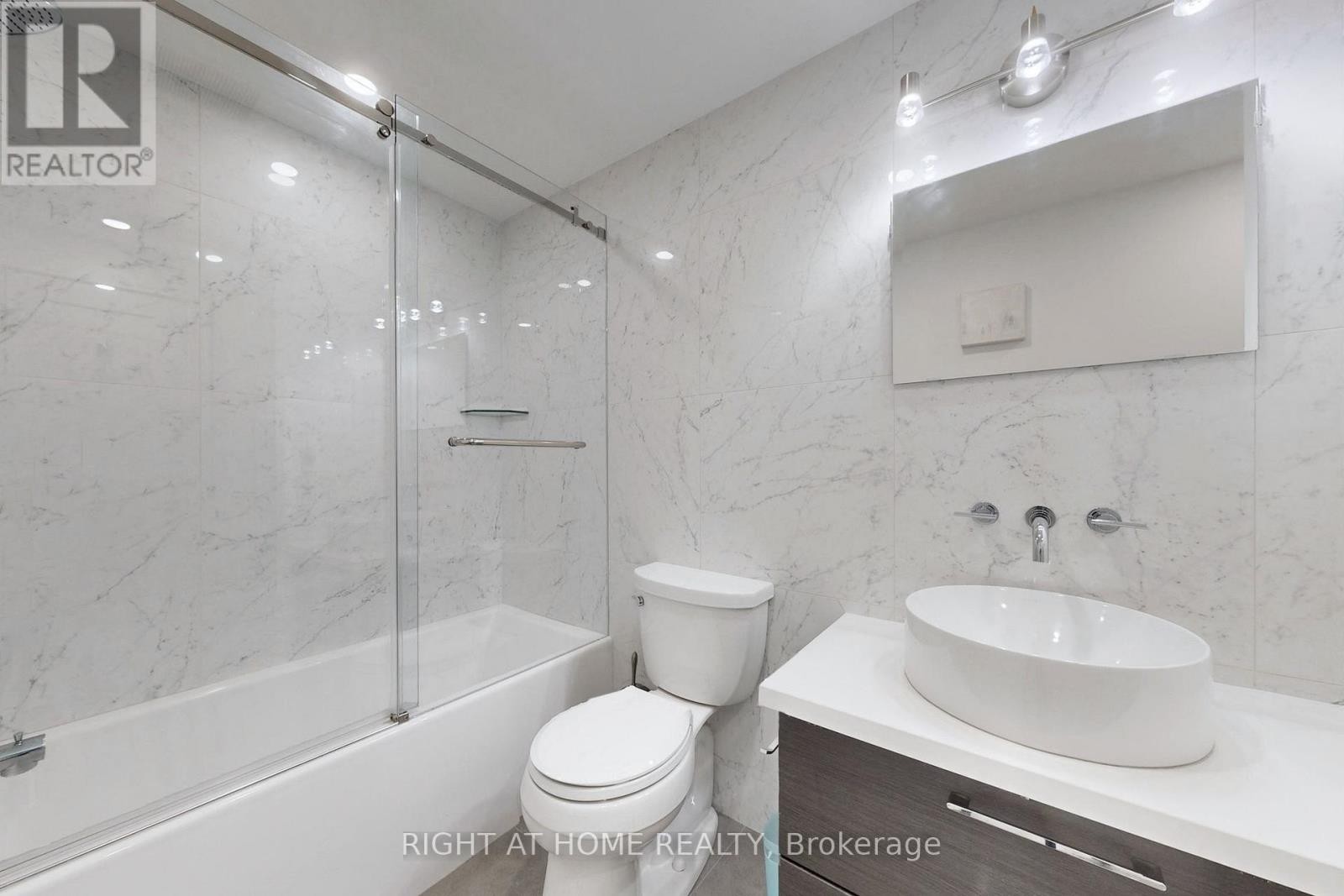 












6 - 400 BLOOR STREET

,
Mississauga (Mississauga Valleys),




Ontario
L5A3M8

