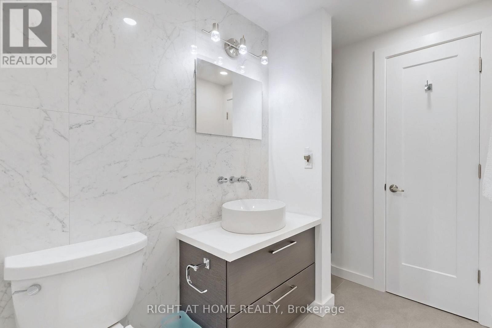 












6 - 400 BLOOR STREET

,
Mississauga (Mississauga Valleys),




Ontario
L5A3M8

