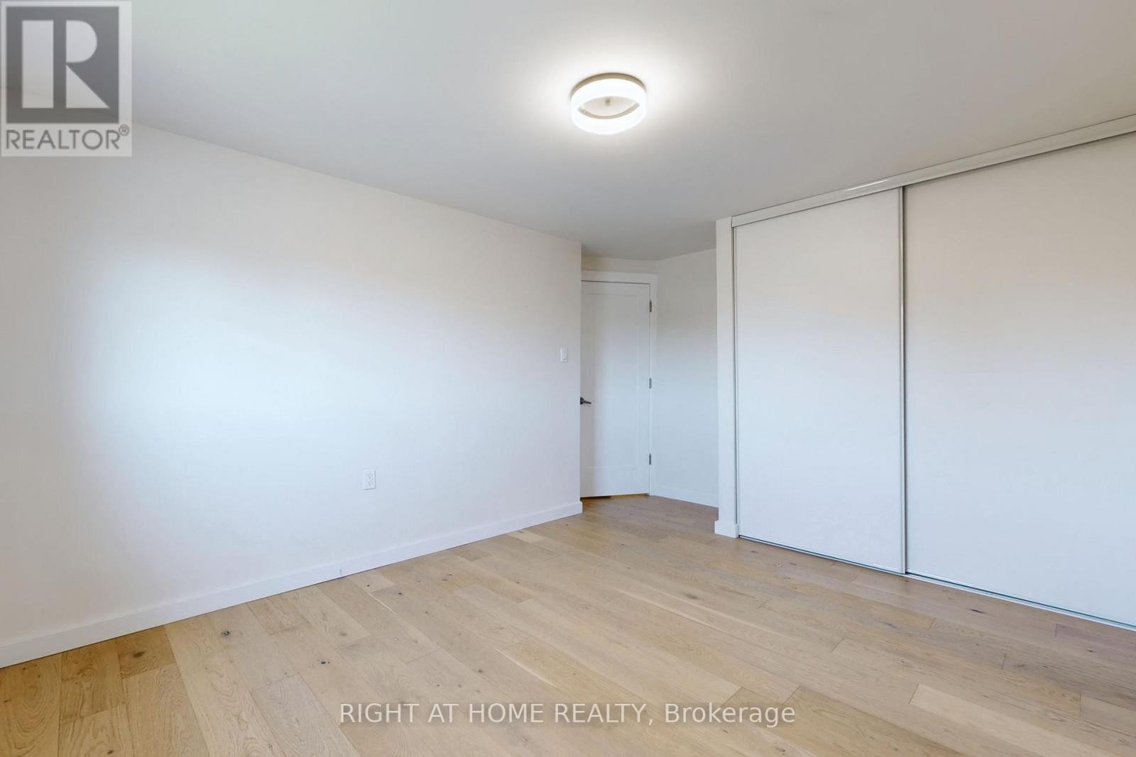 












6 - 400 BLOOR STREET

,
Mississauga (Mississauga Valleys),




Ontario
L5A3M8

