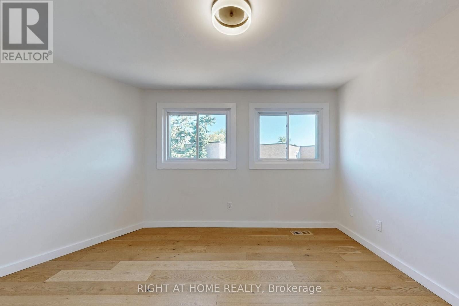 












6 - 400 BLOOR STREET

,
Mississauga (Mississauga Valleys),




Ontario
L5A3M8

