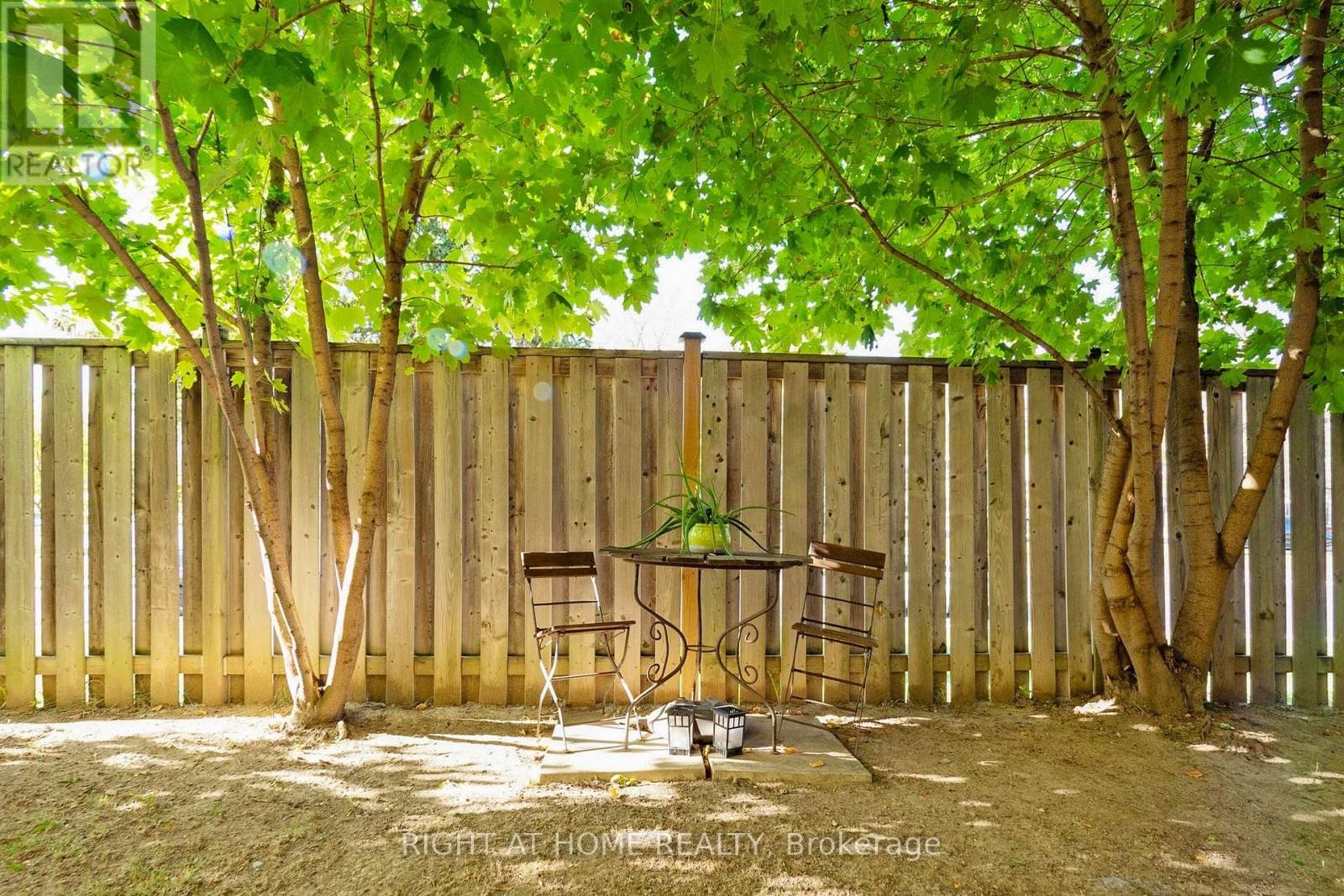 












6 - 400 BLOOR STREET

,
Mississauga (Mississauga Valleys),




Ontario
L5A3M8

