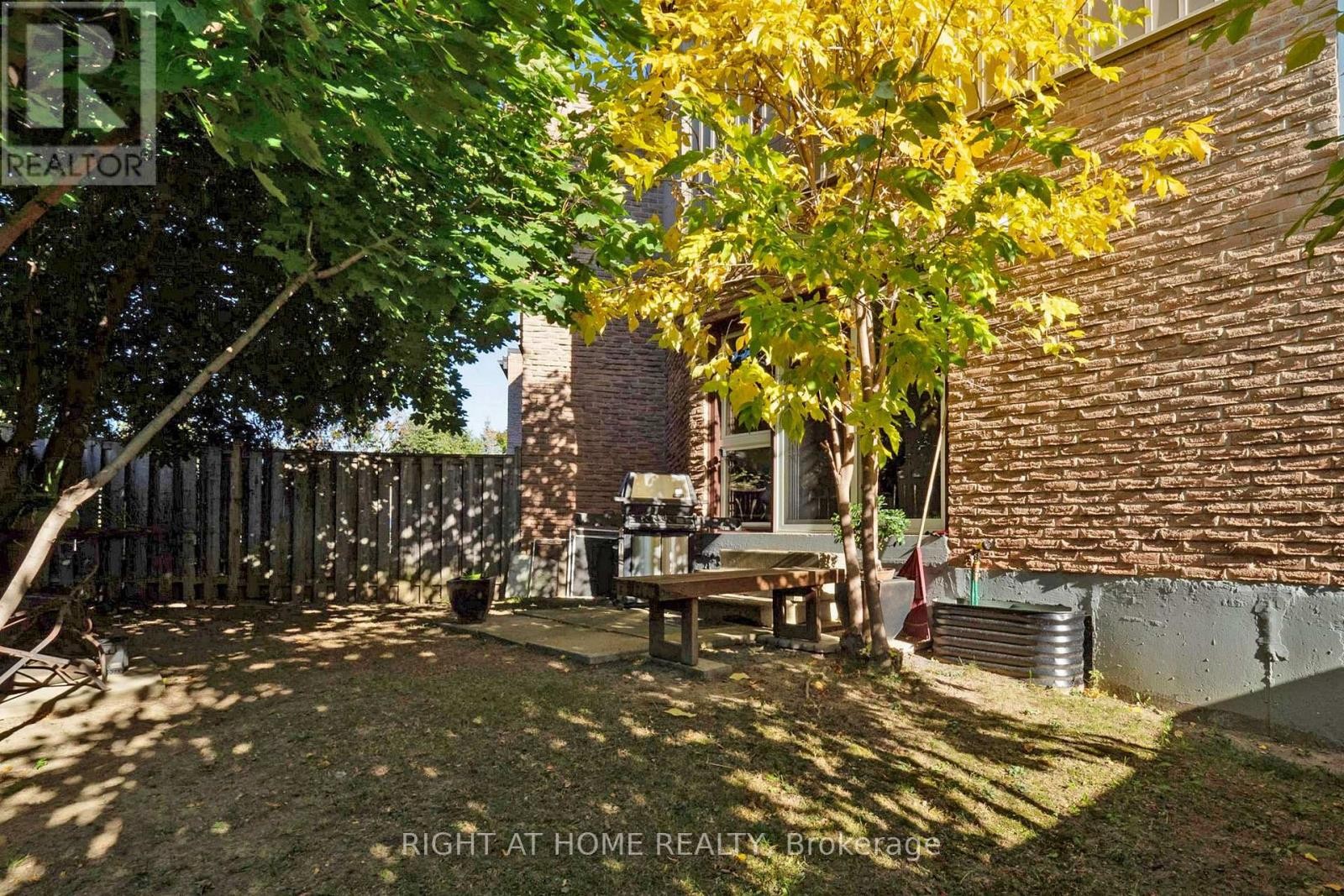 












6 - 400 BLOOR STREET

,
Mississauga (Mississauga Valleys),




Ontario
L5A3M8

