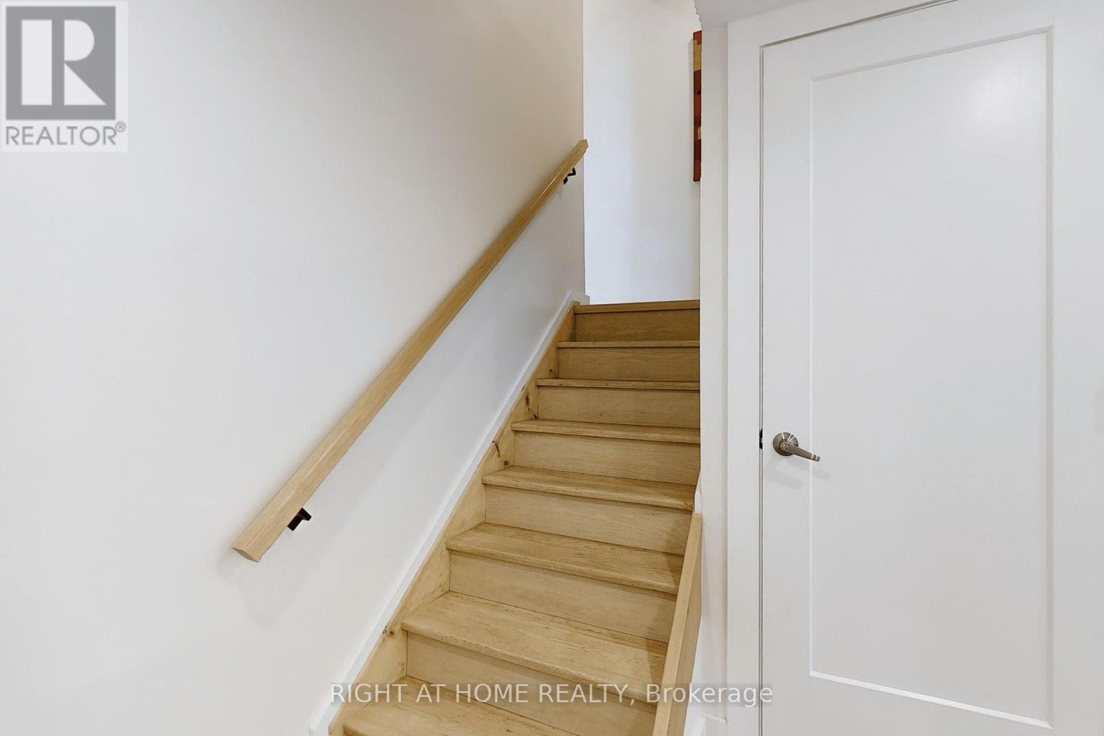 












6 - 400 BLOOR STREET

,
Mississauga (Mississauga Valleys),




Ontario
L5A3M8

