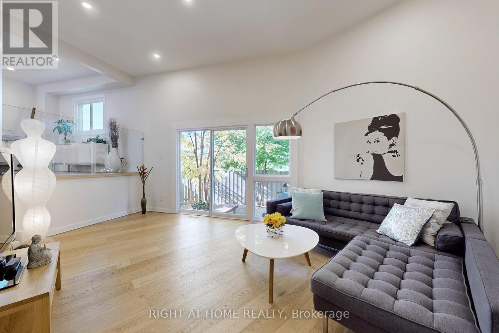 












6 - 400 BLOOR STREET

,
Mississauga (Mississauga Valleys),




Ontario
L5A3M8

