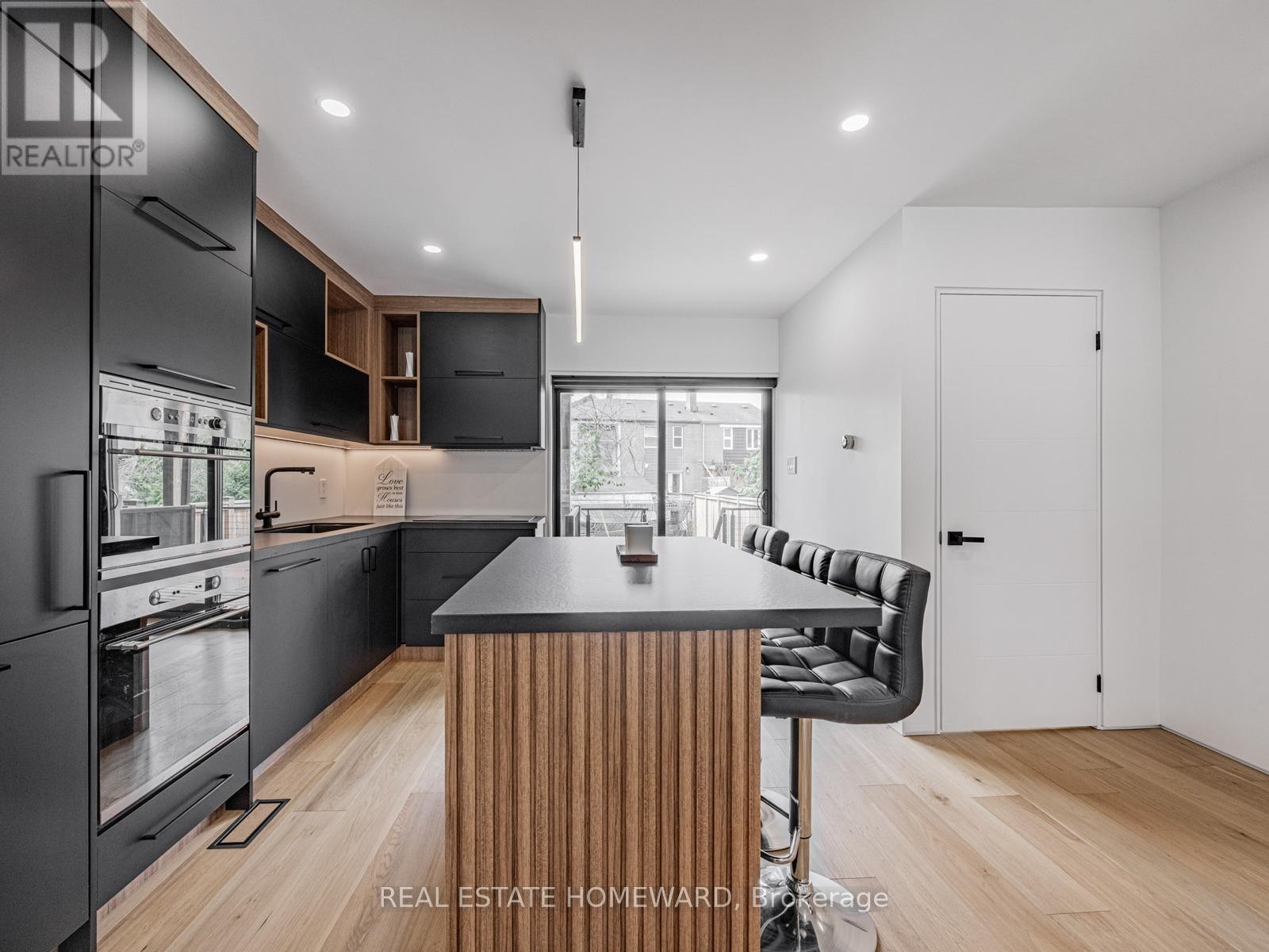 












10 JULIANA COURT

,
Toronto (Lambton Baby Point),




Ontario
M6S2R2

