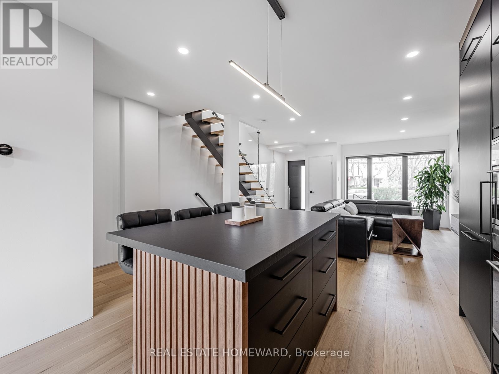 












10 JULIANA COURT

,
Toronto (Lambton Baby Point),




Ontario
M6S2R2

