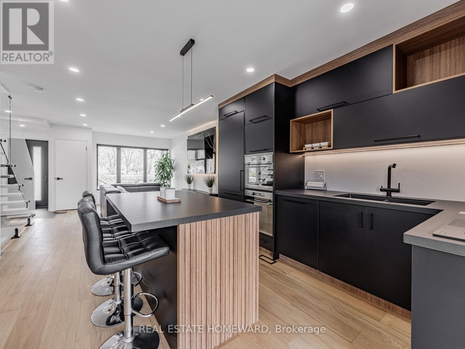 












10 JULIANA COURT

,
Toronto (Lambton Baby Point),




Ontario
M6S2R2

